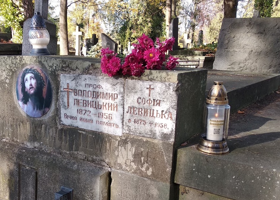 Лампадка з QR-кодом на могилі Володимира Левицького